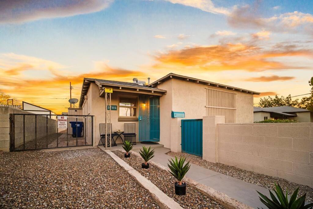 Holiday home 5 Bd 1940's Oasis - Pool - Lounge - Games