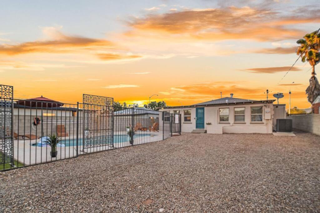 5 Bd 1940's Oasis - Pool - Lounge - Games Holiday home