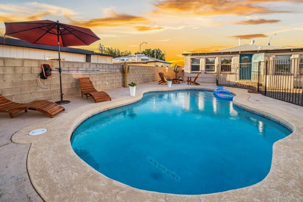 5 Bd 1940's Oasis - Pool - Lounge - Games